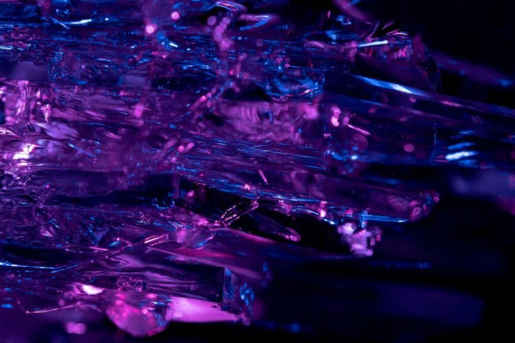 Cristalli viola e blu scintillanti con texture dettagliata